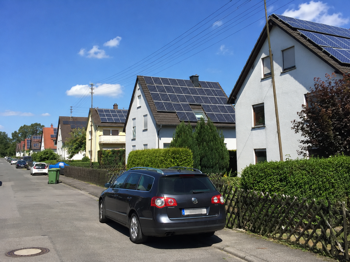 Solaranlagen auf Dächern in einem deutschen Vorstadtvirtel