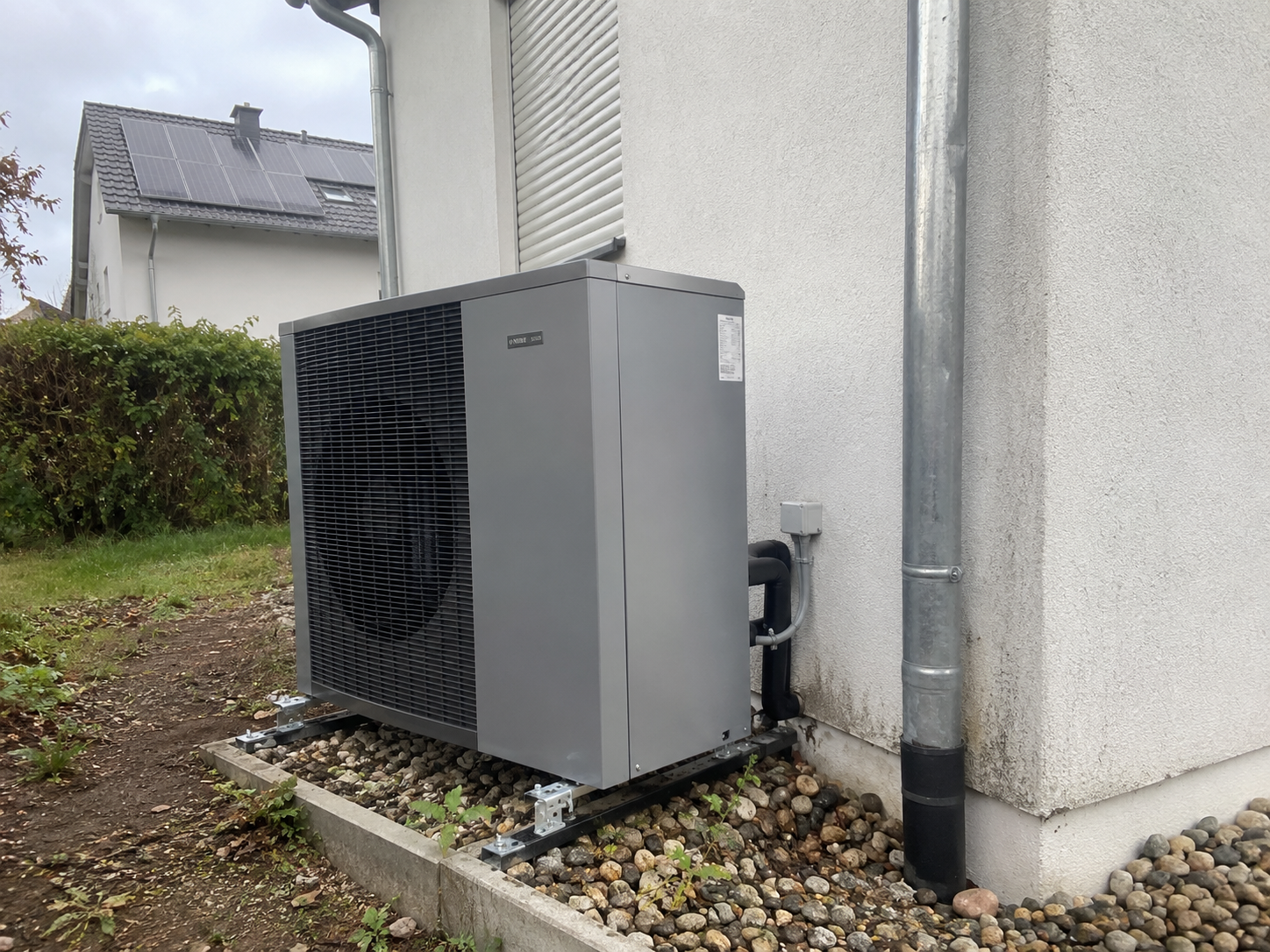 Luftwärmepumpe an deutschem Einfamilienhaus